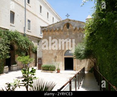 Die Kirche der Flagellierung ist eine römisch-katholische Kirche und christliche Wallfahrtsstätte im muslimischen Viertel der Altstadt von Jerusalem. Der Überlieferung nach ist in der Kirche der Ort verankert, an dem Jesus Christus vor seiner Reise über die Via Dolorosa nach Kalvaria von römischen Soldaten ausgepeitscht wurde. Josephus bezeugt, dass die römischen Statthalter ihre Urteile auf dem Pflaster unmittelbar vor dem Pflaster vollzogen und die schuldig gewordenen dort ausgepeitscht haben. Die ursprüngliche Kirche wurde von den Kreuzfahrern erbaut. Die heutige Kirche wurde zwischen 1928-29 fertiggestellt und war ein vollständiger Wiederaufbau, ausgeführt Stockfoto