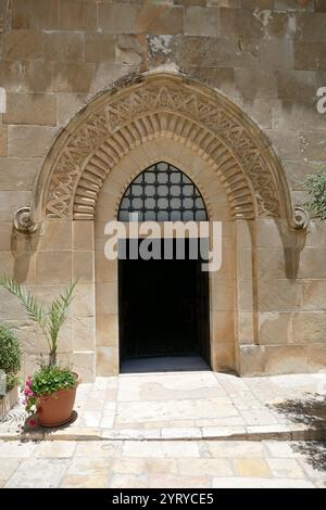 Die Kirche der Flagellierung ist eine römisch-katholische Kirche und christliche Wallfahrtsstätte im muslimischen Viertel der Altstadt von Jerusalem. Der Überlieferung nach ist in der Kirche der Ort verankert, an dem Jesus Christus vor seiner Reise über die Via Dolorosa nach Kalvaria von römischen Soldaten ausgepeitscht wurde. Josephus bezeugt, dass die römischen Statthalter ihre Urteile auf dem Pflaster unmittelbar vor dem Pflaster vollzogen und die schuldig gewordenen dort ausgepeitscht haben. Die ursprüngliche Kirche wurde von den Kreuzfahrern erbaut. Die heutige Kirche wurde zwischen 1928-29 fertiggestellt und war ein vollständiger Wiederaufbau, ausgeführt Stockfoto