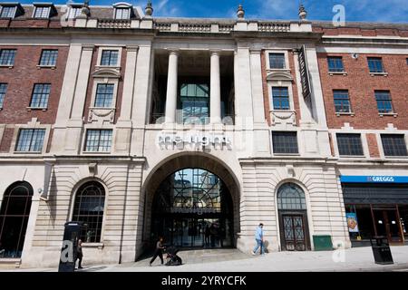 Leeds England: 3. Juni 2024: Das Light Building in Leeds verfügt über eine beeindruckende neoklassizistische Fassade mit hohen Säulen unter einem hellblauen Himmel Stockfoto