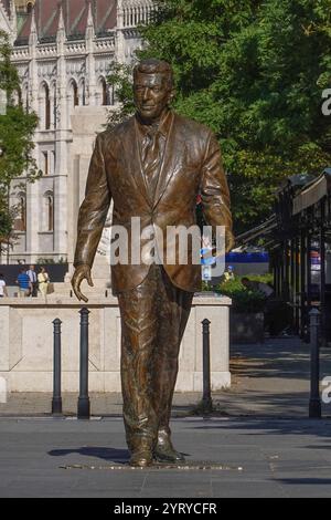 Ungarn, Budapest, Eine Bronzestatue des 40. US-Präsidenten Ronald Reagan, Eine Skulptur des ungarischen Künstlers Istvan Mate auf dem Freiheitsplatz (Szabadsag Ter). Foto © Fabio Mazzarella/Sintesi/Alamy Stock Photo Stockfoto