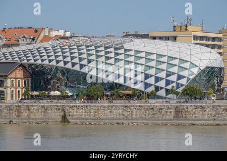 Ungarn, Budapest, Balna ist ein modernes Glasgebäude in Form eines Wals (daher der Name), das mit Geschäften, einer zeitgenössischen Kunstgalerie und mehreren schicken Bars mit herrlichem Blick auf den Fluss gefüllt ist. Foto © Fabio Mazzarella/Sintesi/Alamy Stock Photo *** Lokale Bildunterschrift *** Stockfoto