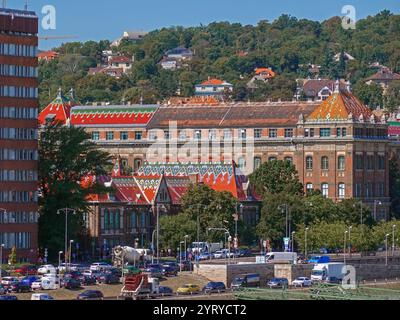 Ungarn, Budapest, die farbenfrohen Dachziegel des über 200 Jahre alten Gebäudes der Technischen und Wirtschaftsuniversität, das 1909 erbaut wurde, gehören zum UNESCO-Weltkulturerbe. Foto © Fabio Mazzarella/Sintesi/Alamy Stock Photo Stockfoto