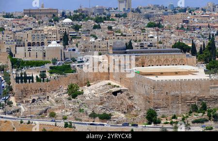 Die Al-Aqsa Moschee (Al-Masjid al-Aqsa) in der Altstadt von Jerusalem ist die drittheiligste Stätte des Islam. Die Moschee wurde auf dem Tempelberg errichtet, der im Islam als Haram esh-Sharif bekannt ist. Muslime glauben, dass Muhammad während der Nachtreise von der Heiligen Moschee in Mekka nach al-Aqsa transportiert wurde. Die islamische Tradition besagt, dass Muhammad bis zum 17. Monat nach seiner Migration von Mekka nach Medina Gebete in Richtung Kaaba in Mekka führte, als Allah ihn anwies, sich der Kaaba in Mekka zuzuwenden. Die Moschee wurde 746 durch ein Erdbeben vollständig zerstört und vom abbasidischen Kalifen al-Mansur in wieder aufgebaut Stockfoto