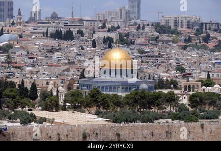 El Aqsa und Felsendom (Qubbat al-Sakhrah), Moscheen, auf dem Tempelberg in der Altstadt von Jerusalem. Ursprünglich fertiggestellt 691 auf Befehl des Kalifen Abd al-Malik der Umayyaden. Errichtet an der Stelle des römischen Tempels des Jupiter Capitolinus, der wiederum an der Stelle des zweiten jüdischen Tempels errichtet worden war, der während der römischen Belagerung Jerusalems im Jahre 70 n. Chr. zerstört wurde. Die ursprüngliche Kuppel stürzte 1015 ein und wurde 1022 wieder aufgebaut. Die Felsenkuppel ist in ihrem Kern eines der ältesten erhaltenen Werke islamischer Architektur. Die große Bedeutung der Website für Muslime ist der glaube, dass die PR Stockfoto