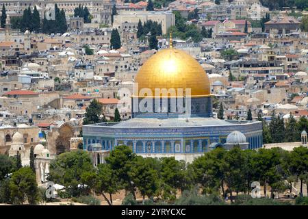 El Aqsa und Felsendom (Qubbat al-Sakhrah), Moscheen, auf dem Tempelberg in der Altstadt von Jerusalem. Ursprünglich fertiggestellt 691 auf Befehl des Kalifen Abd al-Malik der Umayyaden. Errichtet an der Stelle des römischen Tempels des Jupiter Capitolinus, der wiederum an der Stelle des zweiten jüdischen Tempels errichtet worden war, der während der römischen Belagerung Jerusalems im Jahre 70 n. Chr. zerstört wurde. Die ursprüngliche Kuppel stürzte 1015 ein und wurde 1022 wieder aufgebaut. Die Felsenkuppel ist in ihrem Kern eines der ältesten erhaltenen Werke islamischer Architektur. Die große Bedeutung der Website für Muslime ist der glaube, dass die PR Stockfoto