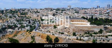 Die Al-Aqsa Moschee (Al-Masjid al-Aqsa) in der Altstadt von Jerusalem ist die drittheiligste Stätte des Islam. Die Moschee wurde auf dem Tempelberg errichtet, der im Islam als Haram esh-Sharif bekannt ist. Muslime glauben, dass Muhammad während der Nachtreise von der Heiligen Moschee in Mekka nach al-Aqsa transportiert wurde. Die islamische Tradition besagt, dass Muhammad bis zum 17. Monat nach seiner Migration von Mekka nach Medina Gebete in Richtung Kaaba in Mekka führte, als Allah ihn anwies, sich der Kaaba in Mekka zuzuwenden. Die Moschee wurde 746 durch ein Erdbeben vollständig zerstört und vom abbasidischen Kalifen al-Mansur in wieder aufgebaut Stockfoto