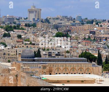 Die Al-Aqsa Moschee (Al-Masjid al-Aqsa) in der Altstadt von Jerusalem ist die drittheiligste Stätte des Islam. Die Moschee wurde auf dem Tempelberg errichtet, der im Islam als Haram esh-Sharif bekannt ist. Muslime glauben, dass Muhammad während der Nachtreise von der Heiligen Moschee in Mekka nach al-Aqsa transportiert wurde. Die islamische Tradition besagt, dass Muhammad bis zum 17. Monat nach seiner Migration von Mekka nach Medina Gebete in Richtung Kaaba in Mekka führte, als Allah ihn anwies, sich der Kaaba in Mekka zuzuwenden. Die Moschee wurde 746 durch ein Erdbeben vollständig zerstört und vom abbasidischen Kalifen al-Mansur in wieder aufgebaut Stockfoto