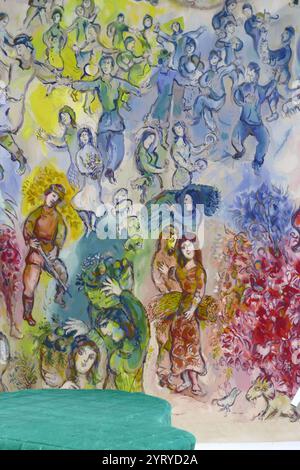 Wandteppich in der Chagall State Hall, in der Knesset (Parlamentsgebäude), in Jerusalem, Israel. Benannt nach dem in Russland geborenen jüdischen Künstler Marc Chagall (1887–1985). Die Halle beherbergt Gobelins (Wandteppiche), die von Chagall an der Ostwand entworfen wurden. Sie wurden am 18. Juni 1969 in Anwesenheit des Staatspräsidenten gehängt. Die Wandteppiche zeigen biblische Motive, Motive aus Chagalls Kindheit in Witebsk in Russland und Motive aus der modernen jüdischen Geschichte. Stockfoto