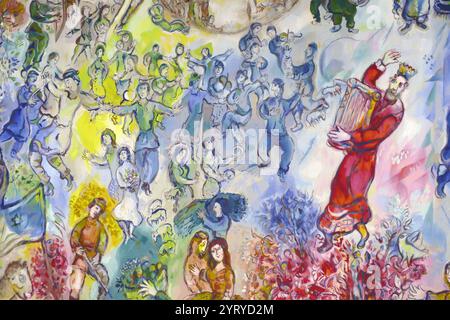 Wandteppich in der Chagall State Hall, in der Knesset (Parlamentsgebäude), in Jerusalem, Israel. Benannt nach dem in Russland geborenen jüdischen Künstler Marc Chagall (1887–1985). Die Halle beherbergt Gobelins (Wandteppiche), die von Chagall an der Ostwand entworfen wurden. Sie wurden am 18. Juni 1969 in Anwesenheit des Staatspräsidenten gehängt. Die Wandteppiche zeigen biblische Motive, Motive aus Chagalls Kindheit in Witebsk in Russland und Motive aus der modernen jüdischen Geschichte. Stockfoto