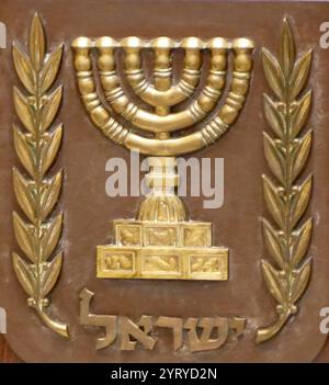 Das Menorah-Kandelaber-Siegel der Knesset; die nationale Legislaturperiode Israels. Als Legislative der israelischen Regierung erlässt die Knesset alle Gesetze, wählt den Präsidenten und den Premierminister Stockfoto