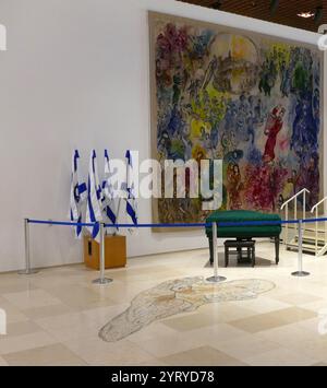 Wandteppich in der Chagall State Hall, in der Knesset (Parlamentsgebäude), in Jerusalem, Israel. Benannt nach dem in Russland geborenen jüdischen Künstler Marc Chagall (1887–1985). Die Halle beherbergt Gobelins (Wandteppiche), die von Chagall an der Ostwand entworfen wurden. Sie wurden am 18. Juni 1969 in Anwesenheit des Staatspräsidenten gehängt. Die Wandteppiche zeigen biblische Motive, Motive aus Chagalls Kindheit in Witebsk in Russland und Motive aus der modernen jüdischen Geschichte. Stockfoto