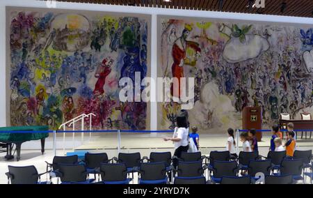 Wandteppich in der Chagall State Hall, in der Knesset (Parlamentsgebäude), in Jerusalem, Israel. Benannt nach dem in Russland geborenen jüdischen Künstler Marc Chagall (1887–1985). Die Halle beherbergt Gobelins (Wandteppiche), die von Chagall an der Ostwand entworfen wurden. Sie wurden am 18. Juni 1969 in Anwesenheit des Staatspräsidenten gehängt. Die Wandteppiche zeigen biblische Motive, Motive aus Chagalls Kindheit in Witebsk in Russland und Motive aus der modernen jüdischen Geschichte. Stockfoto