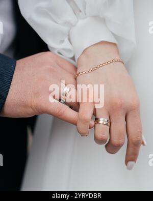 Nahaufnahme der Hand der Braut und des Bräutigams mit Ringen an den Fingern. Hochwertige Fotos Stockfoto