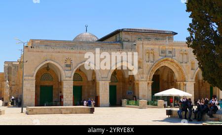 Die Al-Aqsa Moschee (Al-Masjid al-Aqsa) in der Altstadt von Jerusalem ist die drittheiligste Stätte des Islam. Die Moschee wurde auf dem Tempelberg errichtet, der im Islam als Haram esh-Sharif bekannt ist. Muslime glauben, dass Muhammad während der Nachtreise von der Heiligen Moschee in Mekka nach al-Aqsa transportiert wurde. Die islamische Tradition besagt, dass Muhammad bis zum 17. Monat nach seiner Migration von Mekka nach Medina Gebete in Richtung Kaaba in Mekka führte, als Allah ihn anwies, sich der Kaaba in Mekka zuzuwenden. Die Moschee wurde 746 durch ein Erdbeben vollständig zerstört und vom abbasidischen Kalifen al-Mansur in wieder aufgebaut Stockfoto