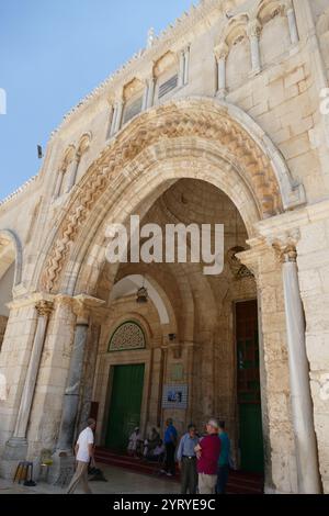 Die Al-Aqsa Moschee (Al-Masjid al-Aqsa) in der Altstadt von Jerusalem ist die drittheiligste Stätte des Islam. Die Moschee wurde auf dem Tempelberg errichtet, der im Islam als Haram esh-Sharif bekannt ist. Muslime glauben, dass Muhammad während der Nachtreise von der Heiligen Moschee in Mekka nach al-Aqsa transportiert wurde. Die islamische Tradition besagt, dass Muhammad bis zum 17. Monat nach seiner Migration von Mekka nach Medina Gebete in Richtung Kaaba in Mekka führte, als Allah ihn anwies, sich der Kaaba in Mekka zuzuwenden. Die Moschee wurde 746 durch ein Erdbeben vollständig zerstört und vom abbasidischen Kalifen al-Mansur in wieder aufgebaut Stockfoto