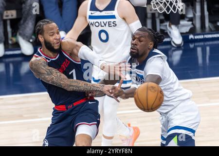 Los Angeles, Usa. Dezember 2024. Amir Coffey (L) von Los Angeles Clippers (L) gibt den Ball gegen Naz Reid (R) von Minnesota Timberwolves (R) während eines Basketballspiels in der NBA im Intuit Dome aus. Endnote : Timberwolves 108:80 Clippers Credit: SOPA Images Limited/Alamy Live News Stockfoto