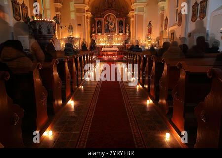 Kerzenverbrennung in der katholischen Kirche während der Liturgie Stockfoto