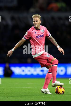 West Bromwich Albions Uros Racic kontrolliert den Ball während des Sky Bet Championship Matches in Deepdale, Preston. Bilddatum: Samstag, 30. November 2024. Stockfoto