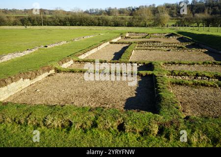 North Leigh Roman Villa war eine römische Hofvilla im Evenlode Valley in Oxfordshire. Der Architekt Henry Hakewill grub die Ruinen in den Jahren 1813–1916 aus. Professor Francis Haverfield führte 1910 weitere Ausgrabungen durch. Ausgrabungen deuten darauf hin, dass das Gelände erstmals in der späten Eisenzeit besetzt wurde. Im 1. Oder frühen 2. Jahrhundert n. Chr. wurde das erste Villengebäude errichtet. Stockfoto