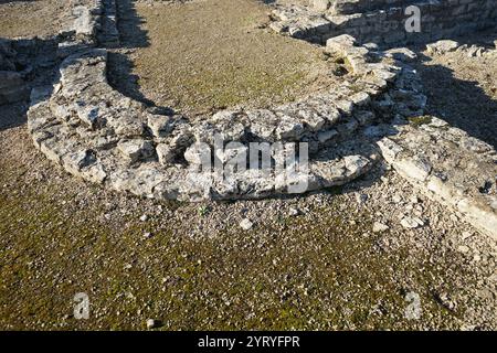 North Leigh Roman Villa war eine römische Hofvilla im Evenlode Valley in Oxfordshire. Der Architekt Henry Hakewill grub die Ruinen in den Jahren 1813–1916 aus. Professor Francis Haverfield führte 1910 weitere Ausgrabungen durch. Ausgrabungen deuten darauf hin, dass das Gelände erstmals in der späten Eisenzeit besetzt wurde. Im 1. Oder frühen 2. Jahrhundert n. Chr. wurde das erste Villengebäude errichtet. Stockfoto