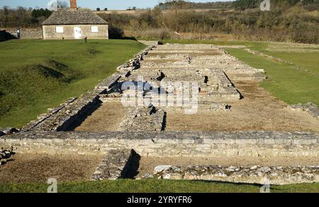 North Leigh Roman Villa war eine römische Hofvilla im Evenlode Valley in Oxfordshire. Der Architekt Henry Hakewill grub die Ruinen in den Jahren 1813–1916 aus. Professor Francis Haverfield führte 1910 weitere Ausgrabungen durch. Ausgrabungen deuten darauf hin, dass das Gelände erstmals in der späten Eisenzeit besetzt wurde. Im 1. Oder frühen 2. Jahrhundert n. Chr. wurde das erste Villengebäude errichtet. Stockfoto