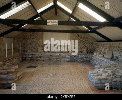 North Leigh Roman Villa war eine römische Hofvilla im Evenlode Valley in Oxfordshire. Der Architekt Henry Hakewill grub die Ruinen in den Jahren 1813–1916 aus. Professor Francis Haverfield führte 1910 weitere Ausgrabungen durch. Ausgrabungen deuten darauf hin, dass das Gelände erstmals in der späten Eisenzeit besetzt wurde. Im 1. Oder frühen 2. Jahrhundert n. Chr. wurde das erste Villengebäude errichtet. Stockfoto