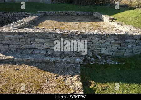 North Leigh Roman Villa war eine römische Hofvilla im Evenlode Valley in Oxfordshire. Der Architekt Henry Hakewill grub die Ruinen in den Jahren 1813–1916 aus. Professor Francis Haverfield führte 1910 weitere Ausgrabungen durch. Ausgrabungen deuten darauf hin, dass das Gelände erstmals in der späten Eisenzeit besetzt wurde. Im 1. Oder frühen 2. Jahrhundert n. Chr. wurde das erste Villengebäude errichtet. Stockfoto