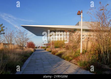 Kopenhagen, Dänemark - Opernhaus von Henning Larsen mit Opera Park Landschaftsgestaltung von CoBe Architects Stockfoto