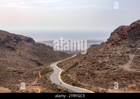 Blick vom Aussichtspunkt Degollade Las Yeguas auf Gran Canaria Spanien . Von hier hat man einen Panoramablick auf die Fataga-Schlucht und auf die Straße GC-60, die sich durch die landschaft schlängelt. Fataga-Schlucht *** Blick vom Aussichtspunkt Degollade Las Yeguas auf Gran Canaria Spanien von hier aus haben Sie einen Panoramablick auf die Fataga-Schlucht und die GC 60-Straße, die sich durch die Landschaft der Fataga-Schlucht schlängelt Stockfoto