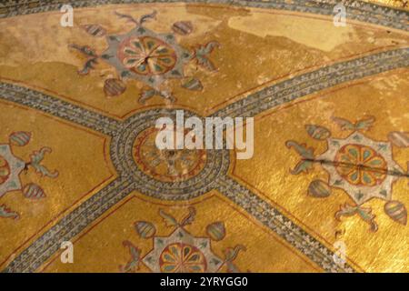 Hagia Sophia, eine ehemalige griechisch-orthodoxe christlich-patriarchale Basilika (Kirche), später eine osmanische Kaisermoschee und heute ein Museum (Ayasofya Muzesi) in Istanbul, Türkei. Es wurde 537 n. Chr. zu Beginn des Mittelalters erbaut und war vor allem für seine massive Kuppel berühmt. Von der Bauzeit 537 n. Chr. bis 1453 diente sie als orthodoxe Kathedrale und Sitz des Patriarchen von Konstantinopel, außer zwischen 1204 und 1261, als sie von den Vierten Kreuzfahrern zu einer römisch-katholischen Kathedrale unter dem Lateinischen Reich umgewandelt wurde. Das Gebäude wurde später in ein osmanisches Mo umgewandelt Stockfoto