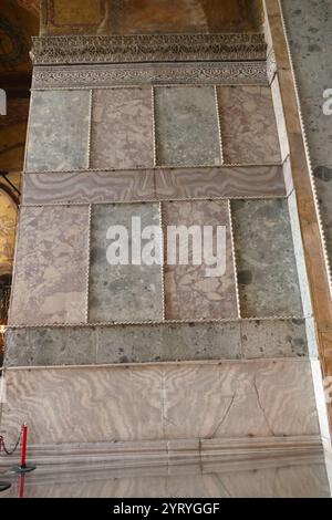 Hagia Sophia, eine ehemalige griechisch-orthodoxe christlich-patriarchale Basilika (Kirche), später eine osmanische Kaisermoschee und heute ein Museum (Ayasofya Muzesi) in Istanbul, Türkei. Es wurde 537 n. Chr. zu Beginn des Mittelalters erbaut und war vor allem für seine massive Kuppel berühmt. Von der Bauzeit 537 n. Chr. bis 1453 diente sie als orthodoxe Kathedrale und Sitz des Patriarchen von Konstantinopel, außer zwischen 1204 und 1261, als sie von den Vierten Kreuzfahrern zu einer römisch-katholischen Kathedrale unter dem Lateinischen Reich umgewandelt wurde. Das Gebäude wurde später in ein osmanisches Mo umgewandelt Stockfoto