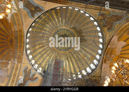 Hagia Sophia, eine ehemalige griechisch-orthodoxe christlich-patriarchale Basilika (Kirche), später eine osmanische Kaisermoschee und heute ein Museum (Ayasofya Muzesi) in Istanbul, Türkei. Es wurde 537 n. Chr. zu Beginn des Mittelalters erbaut und war vor allem für seine massive Kuppel berühmt. Von der Bauzeit 537 n. Chr. bis 1453 diente sie als orthodoxe Kathedrale und Sitz des Patriarchen von Konstantinopel, außer zwischen 1204 und 1261, als sie von den Vierten Kreuzfahrern zu einer römisch-katholischen Kathedrale unter dem Lateinischen Reich umgewandelt wurde. Das Gebäude wurde später in ein osmanisches Mo umgewandelt Stockfoto