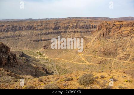 Blick vom Aussichtspunkt Degollade Las Yeguas auf Gran Canaria Spanien . Von hier hat man einen Panoramablick auf die Fataga-Schlucht und auf die Straße GC-60, die sich durch die landschaft schlängelt. Fataga-Schlucht *** Blick vom Aussichtspunkt Degollade Las Yeguas auf Gran Canaria Spanien von hier aus haben Sie einen Panoramablick auf die Fataga-Schlucht und die GC 60-Straße, die sich durch die Landschaft der Fataga-Schlucht schlängelt Stockfoto