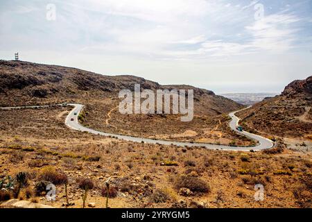 Blick vom Aussichtspunkt Degollade Las Yeguas auf Gran Canaria Spanien . Von hier hat man einen Panoramablick auf die Fataga-Schlucht und auf die Straße GC-60, die sich durch die landschaft schlängelt. Fataga-Schlucht *** Blick vom Aussichtspunkt Degollade Las Yeguas auf Gran Canaria Spanien von hier aus haben Sie einen Panoramablick auf die Fataga-Schlucht und die GC 60-Straße, die sich durch die Landschaft der Fataga-Schlucht schlängelt Stockfoto