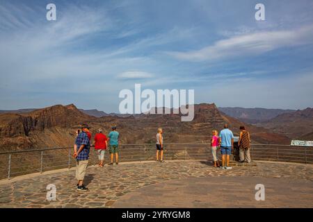 Blick vom Aussichtspunkt Degollade Las Yeguas auf Gran Canaria Spanien . Von hier hat man einen Panoramablick auf die Fataga-Schlucht und auf die Straße GC-60, die sich durch die landschaft schlängelt. Fataga-Schlucht *** Blick vom Aussichtspunkt Degollade Las Yeguas auf Gran Canaria Spanien von hier aus haben Sie einen Panoramablick auf die Fataga-Schlucht und die GC 60-Straße, die sich durch die Landschaft der Fataga-Schlucht schlängelt Stockfoto