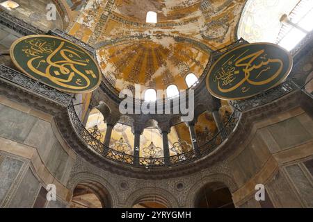 Hagia Sophia, eine ehemalige griechisch-orthodoxe christlich-patriarchale Basilika (Kirche), später eine osmanische Kaisermoschee und heute ein Museum (Ayasofya Muzesi) in Istanbul, Türkei. Es wurde 537 n. Chr. zu Beginn des Mittelalters erbaut und war vor allem für seine massive Kuppel berühmt. Von der Bauzeit 537 n. Chr. bis 1453 diente sie als orthodoxe Kathedrale und Sitz des Patriarchen von Konstantinopel, außer zwischen 1204 und 1261, als sie von den Vierten Kreuzfahrern zu einer römisch-katholischen Kathedrale unter dem Lateinischen Reich umgewandelt wurde. Das Gebäude wurde später in ein osmanisches Mo umgewandelt Stockfoto