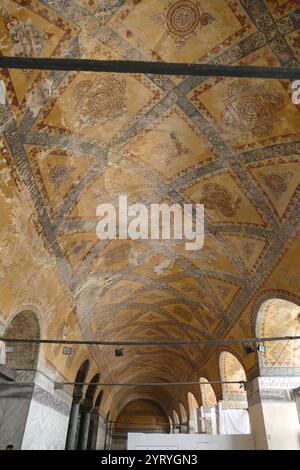 Hagia Sophia, eine ehemalige griechisch-orthodoxe christlich-patriarchale Basilika (Kirche), später eine osmanische Kaisermoschee und heute ein Museum (Ayasofya Muzesi) in Istanbul, Türkei. Es wurde 537 n. Chr. zu Beginn des Mittelalters erbaut und war vor allem für seine massive Kuppel berühmt. Von der Bauzeit 537 n. Chr. bis 1453 diente sie als orthodoxe Kathedrale und Sitz des Patriarchen von Konstantinopel, außer zwischen 1204 und 1261, als sie von den Vierten Kreuzfahrern zu einer römisch-katholischen Kathedrale unter dem Lateinischen Reich umgewandelt wurde. Das Gebäude wurde später in ein osmanisches Mo umgewandelt Stockfoto