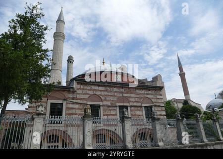 Hagia Sophia, eine ehemalige griechisch-orthodoxe christlich-patriarchale Basilika (Kirche), später eine osmanische Kaisermoschee und heute ein Museum (Ayasofya Muzesi) in Istanbul, Türkei. Es wurde 537 n. Chr. zu Beginn des Mittelalters erbaut und war vor allem für seine massive Kuppel berühmt. Von der Bauzeit 537 n. Chr. bis 1453 diente sie als orthodoxe Kathedrale und Sitz des Patriarchen von Konstantinopel, außer zwischen 1204 und 1261, als sie von den Vierten Kreuzfahrern zu einer römisch-katholischen Kathedrale unter dem Lateinischen Reich umgewandelt wurde. Das Gebäude wurde später in ein osmanisches Mo umgewandelt Stockfoto