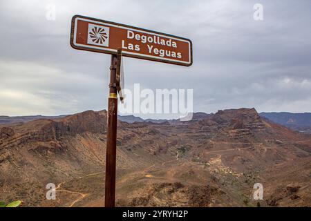 Blick vom Aussichtspunkt Degollade Las Yeguas auf Gran Canaria Spanien . Von hier hat man einen Panoramablick auf die Fataga-Schlucht und auf die Straße GC-60, die sich durch die landschaft schlängelt. Fataga-Schlucht *** Blick vom Aussichtspunkt Degollade Las Yeguas auf Gran Canaria Spanien von hier aus haben Sie einen Panoramablick auf die Fataga-Schlucht und die GC 60-Straße, die sich durch die Landschaft der Fataga-Schlucht schlängelt Stockfoto