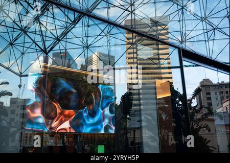 24.10.2024, Melbourne, Victoria, Australien - Hochhäuser im zentralen Geschäftsviertel spiegeln sich in einer Glasscheibe eines Gebäudes wider. Stockfoto