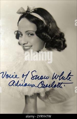 Adriana Caselotti (6. Mai 1916 ? 18. Januar 1997) war eine US-amerikanische Schauspielerin, Stimmdarstellerin und Sängerin. Caselotti war die Stimme der Titelfigur des ersten Walt Disney-Zeichentrickfilms Schneewittchen und die sieben Zwerge, nach dem sie 1994 als Disney Legend benannt wurde, was sie zur ersten weiblichen Sprecherin machte. Stockfoto