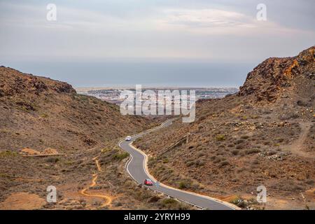 Blick vom Aussichtspunkt Degollade Las Yeguas auf Gran Canaria Spanien . Von hier hat man einen Panoramablick auf die Fataga-Schlucht und auf die Straße GC-60, die sich durch die landschaft schlängelt. Fataga-Schlucht *** Blick vom Aussichtspunkt Degollade Las Yeguas auf Gran Canaria Spanien von hier aus haben Sie einen Panoramablick auf die Fataga-Schlucht und die GC 60-Straße, die sich durch die Landschaft der Fataga-Schlucht schlängelt Stockfoto