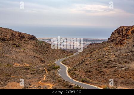 Blick vom Aussichtspunkt Degollade Las Yeguas auf Gran Canaria Spanien . Von hier hat man einen Panoramablick auf die Fataga-Schlucht und auf die Straße GC-60, die sich durch die landschaft schlängelt. Fataga-Schlucht *** Blick vom Aussichtspunkt Degollade Las Yeguas auf Gran Canaria Spanien von hier aus haben Sie einen Panoramablick auf die Fataga-Schlucht und die GC 60-Straße, die sich durch die Landschaft der Fataga-Schlucht schlängelt Stockfoto