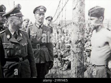 Joseph Horace Greasley (1918 ? 2010) war ein britischer Soldat im Zweiten Weltkrieg, der im Mai 1940 von der deutschen Wehrmacht gefangen genommen wurde. Berühmt für seine Behauptung, dass er über 200 Mal aus seinem Lager geflohen sei, während einer geheimen Liebesaffäre und jedes Mal in Gefangenschaft zurückgekehrt sei. Er war Gegenstand einer Bestseller-Autobiografie. Er war auch Gegenstand von Kontroversen, weil er behauptete, er sei der Kriegsgefangene, wie er auf einem Foto gezeigt wurde, das Heinrich Himmler anstarrte. Stockfoto