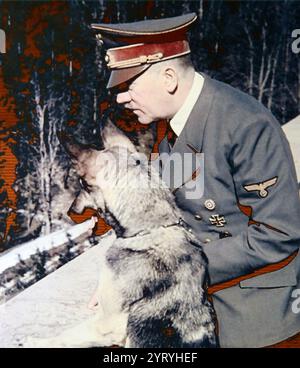 Adolf Hitler mit seinem Hund. Blondi (1941 ? 1945) war Adolf Hitlers Deutscher Schäferhund, ein Geschenk von Martin Bormann Stockfoto