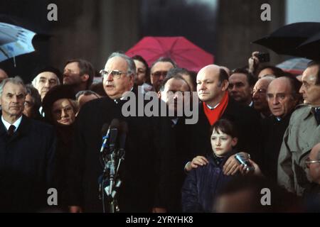 Der Bundespräsident Hans Modrow, Bundeskanzler Helmut Kohl und die Bürgermeister von West und Ost-Berlin Moper und Giczy nehmen an der offiziellen Eröffnung des Brandenburger Tors Teil. Stockfoto