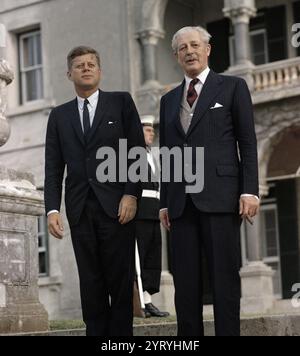 1961 stehen Präsident John F. Kennedy und Premierminister von Großbritannien Harold Macmillan auf den Stufen des Regierungshauses in Hamilton, Bermuda. Stockfoto