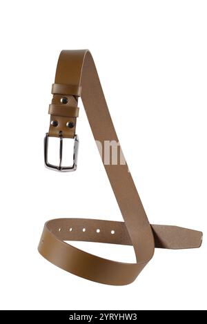 Ein brauner Ledergürtel mit Metallschnalle ist wunderschön geschwungen und isoliert auf weißem Hintergrund. Stockfoto