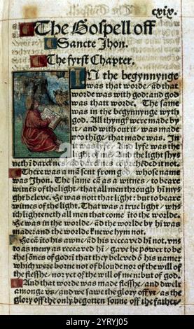 Erste Seite des Johannesevangeliums, aus dem Druck von William Tyndales englischer Bibelübersetzung 1526 P. Die Veröffentlichung von William Tyndales englischem Neuen Testament im Jahr 1526 half, protestantische Ideen zu verbreiten. Die Tyndale Bibel, die im Ausland gedruckt und ins Land geschmuggelt wurde, war die erste englische Bibel, die in Massenproduktion produziert wurde; es gab wahrscheinlich 000 Exemplare in England bis 1536. Tyndales Übersetzung war sehr einflussreich und bildete die Grundlage für alle nachfolgenden englischen Übersetzungen bis ins 20. Jahrhundert. Tyndales Übersetzung enthielt einen Epilog, der Luthers Theologie der Rechtfertigung erklärte Stockfoto