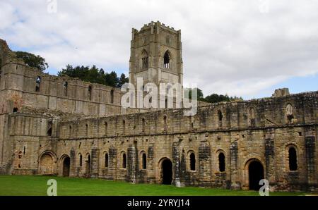 Fountains Abbey ist ein Zisterzienserkloster in England in North Yorkshire. Die 1132 gegründete Abtei arbeitete 407 Jahre lang und wurde bis zu ihrer Auflösung im Auftrag Heinrichs VIII. Im Jahr 1539 zu einem der reichsten Klöster Englands. Stockfoto